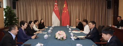 生态环境部部长黄润秋会见新加坡永续发展与环境部部长傅海燕